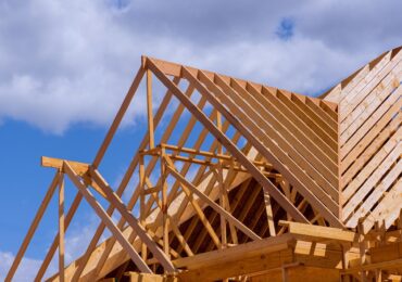 The construction of wooden roof a wooden roofing overlap construction.